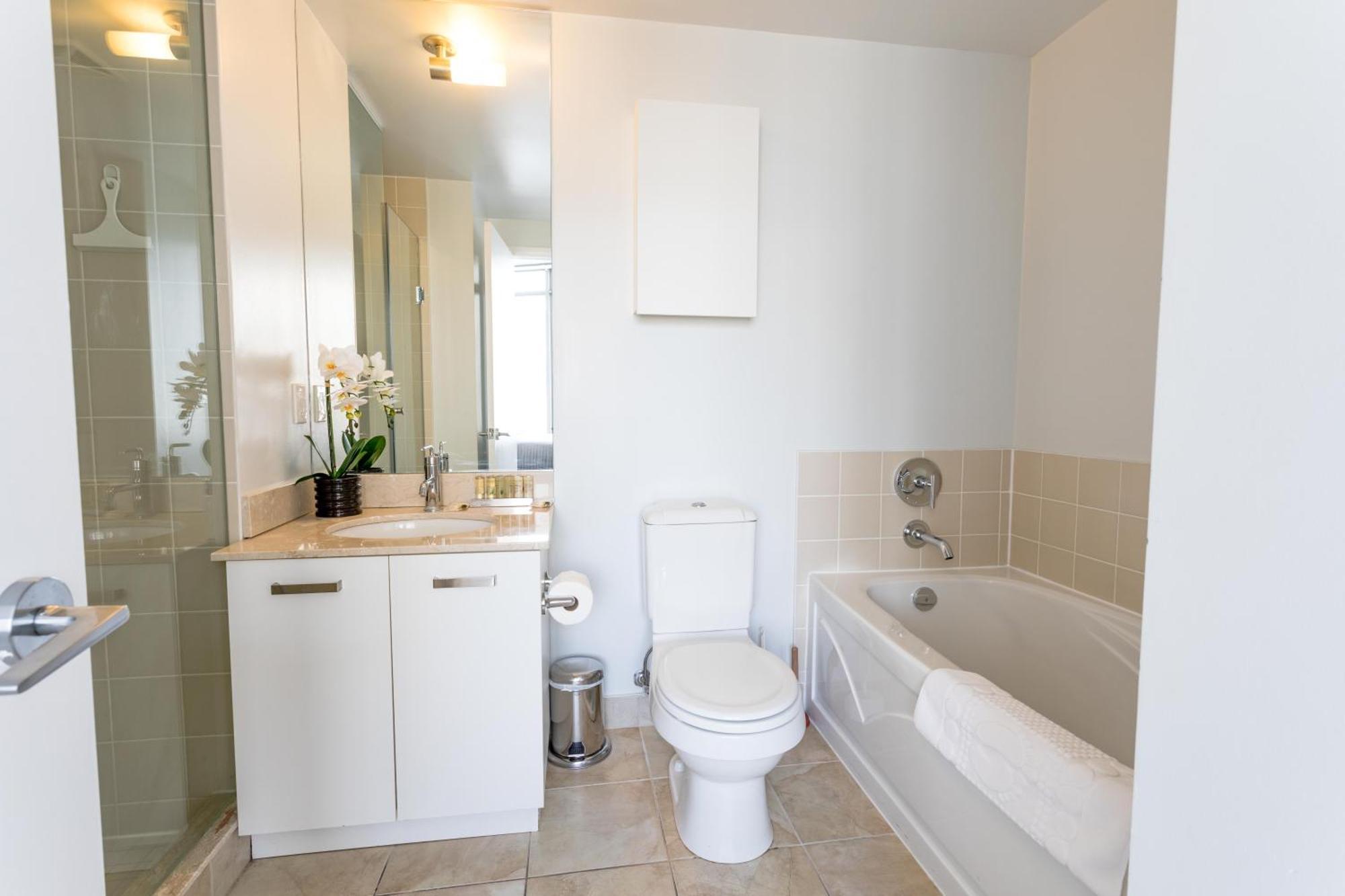 Altitude Suites Bay Street - Holiday Bonus - Free Parking Торонто Екстер'єр фото